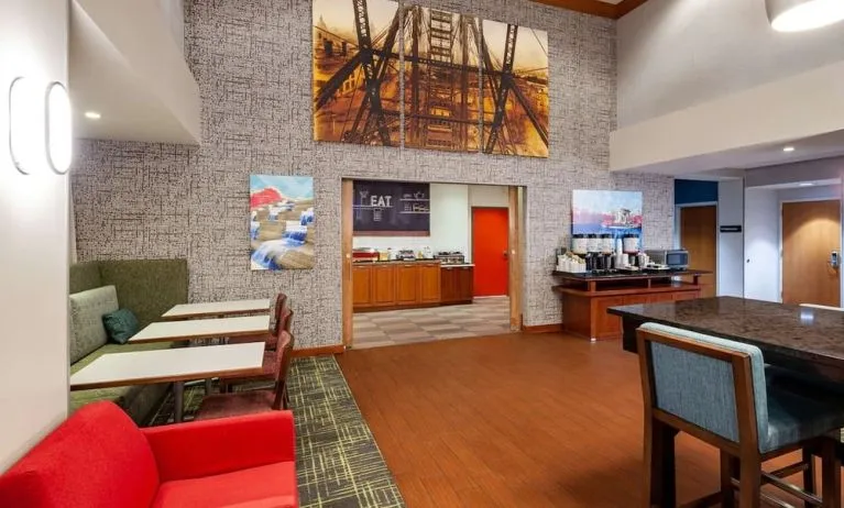 Lobby lounge at Hampton Inn & Suites St. Louis At Forest Park.