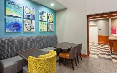 Dining area with comfortable seating at Hampton Inn & Suites Clovis-Airport North.