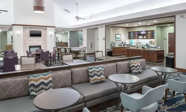 Dining area at Homewood Suites By Hilton Fresno Airport/Clovis.