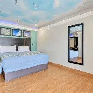King room at Mid City Inn - Los Angeles.