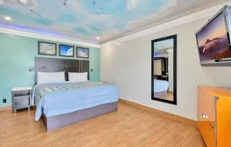 King room at Mid City Inn - Los Angeles.