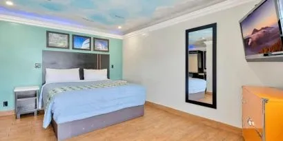 King room at Mid City Inn - Los Angeles.