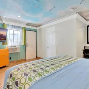 King room with TV at Mid City Inn - Los Angeles.