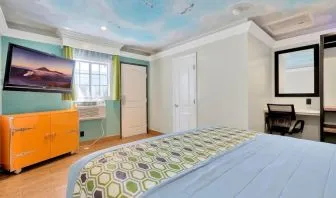 King room with TV at Mid City Inn - Los Angeles.