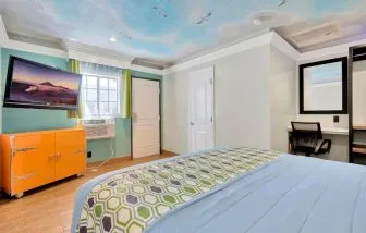 King room with TV at Mid City Inn - Los Angeles.