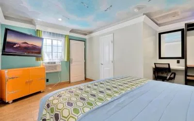 King room with TV at Mid City Inn - Los Angeles.