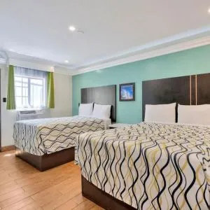 Queen beds at Mid City Inn - Los Angeles.