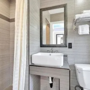 Private bathroom with shower at Mid City Inn - Los Angeles.