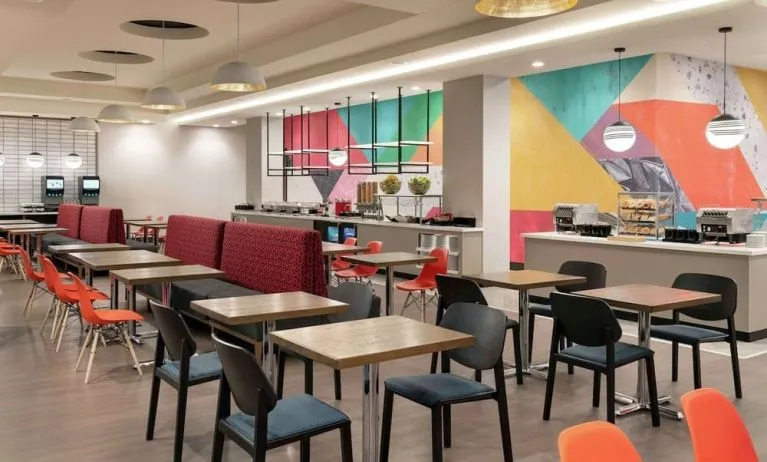 Dining area at Tru By Hilton Denver Downtown Convention Center.
