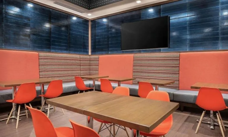 Dining area at Tru By Hilton Denver Downtown Convention Center.G