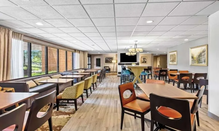 Dining area with comfortable seating, perfect for coworking at Hampton Inn Chicago/Naperville.