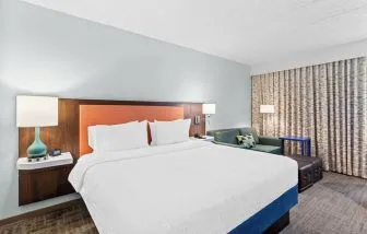 King bed at Hampton Inn Chicago/Naperville.