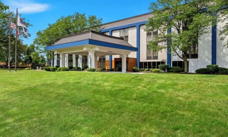 Exterior with green area at Hampton Inn Chicago/Naperville.