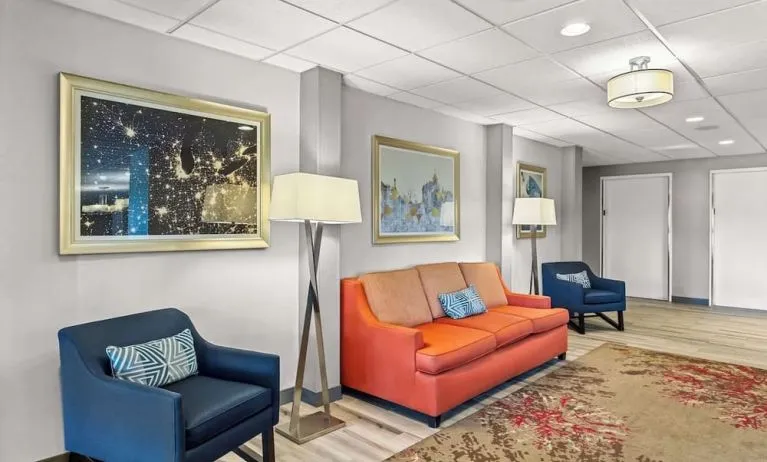 Lobby lounge area at Hampton Inn Chicago/Naperville.