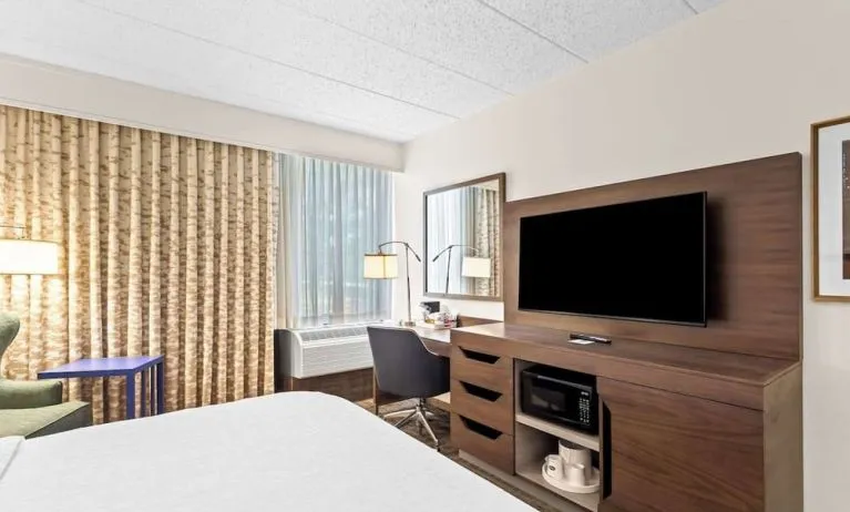 Day use room's workspace at Hampton Inn Chicago/Naperville.