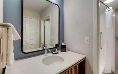 Private guest bathroom with shower and free toiletries at Sonesta Select Scottsdale At Mayo Clinic Campus.