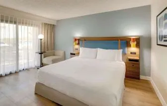 King bed at Sonesta Select Scottsdale At Mayo Clinic Campus.