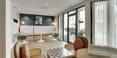 Seating area at Sonesta Select Scottsdale At Mayo Clinic Campus.