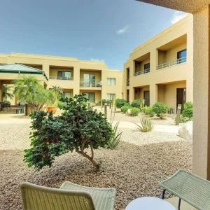 Outdoor seating at Sonesta Select Scottsdale At Mayo Clinic Campus.