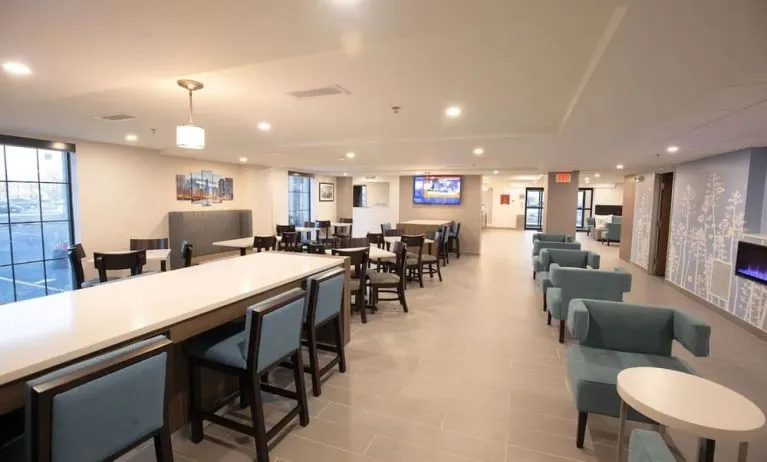 Lobby lounge and workspace at MainStay Suites Oak Brook Terrace - Chicago.