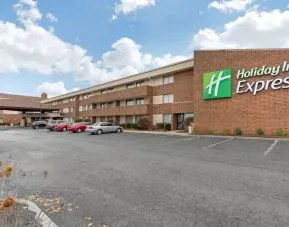 Parking area at Holiday Inn Express Chicago - Downers Grove.