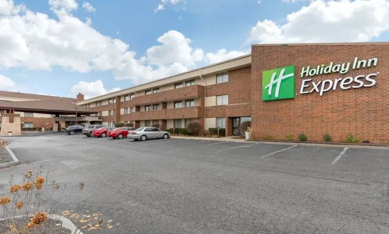 Parking area at Holiday Inn Express Chicago - Downers Grove.