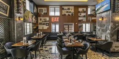 On-site restaurant at Hotel Croydon.