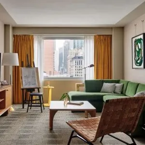 Day use suite´s workspace and lounge area at Romer Hell's Kitchen.