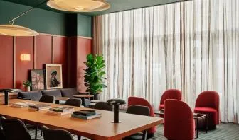 Professional meeting room at Romer Hell's Kitchen.