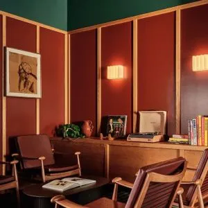 Lounge area perfect for coworking at Romer Hell's Kitchen.