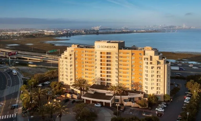 Exterior and parking area at Sonesta Emeryville Oakland.