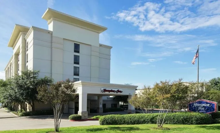 Exterior of Hampton Inn Dallas-Irving-Las Colinas.