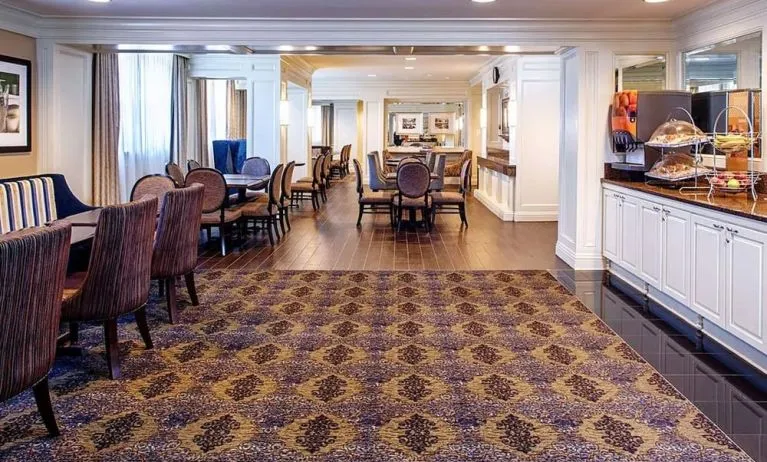Dining area at Hampton Inn & Suites Birmingham-Downtown-Tutwiler.