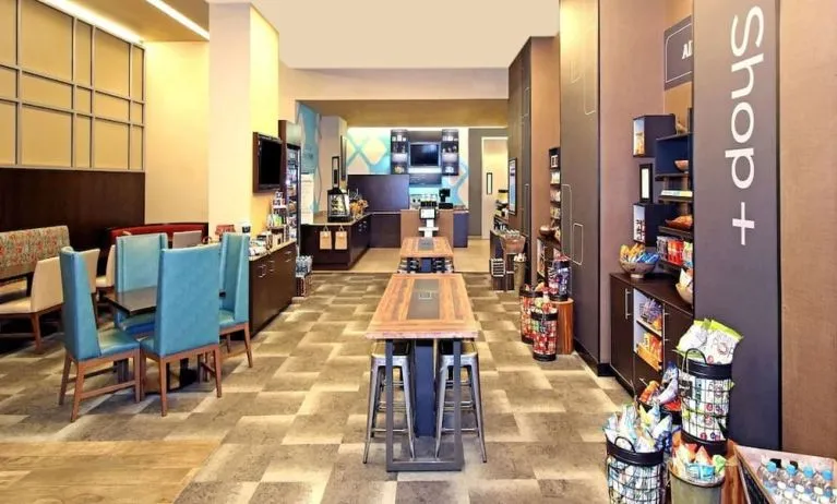 Breakfast area perfect for coworking at Hilton Garden Inn New York/West 35th Street.
