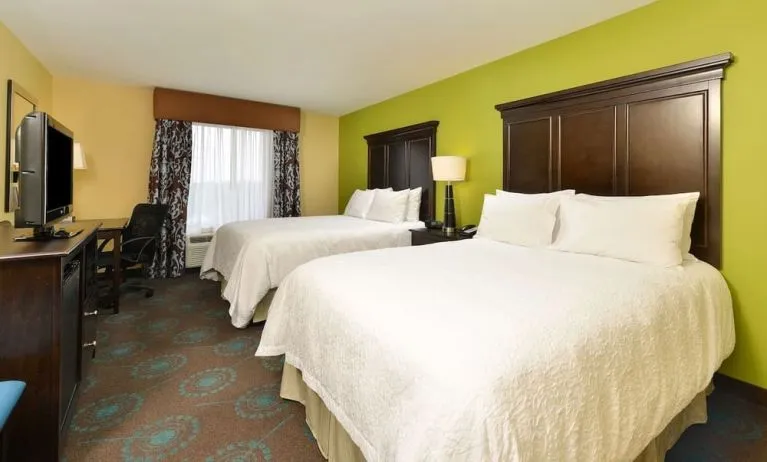 Day use twin room with work desk at Hampton Inn Iowa City/University Area.