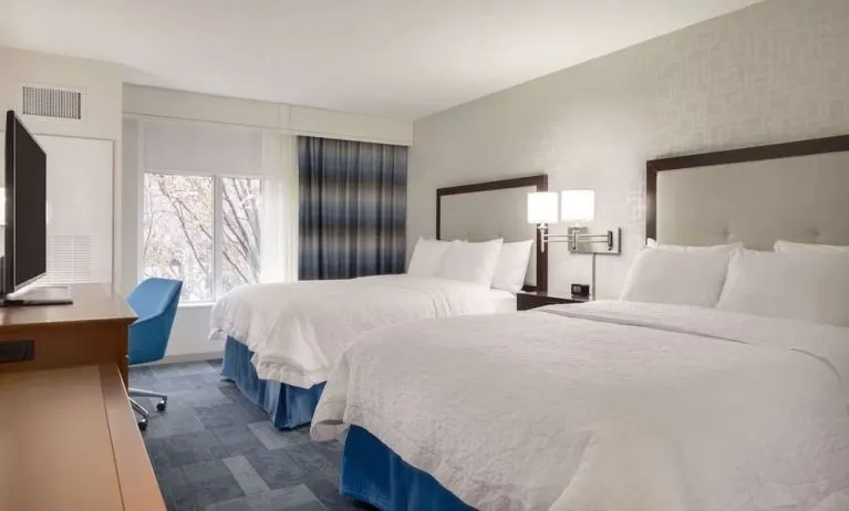 Day use twin room with work desk at Hampton Inn & Suites Rosemont Chicago O'Hare.