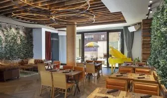 Dining area perfect for coworking at Royalton Park Avenue.