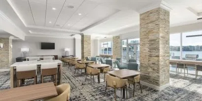 Dining area and coworking space at Homewood Suites By Hilton Miami Airport-Blue Lagoon.