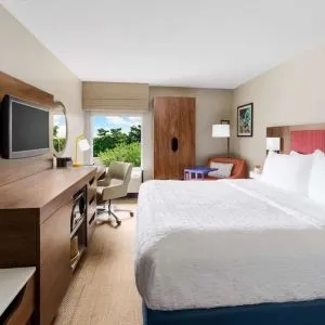 Day use room with work desk and natural light at Hampton Inn Ft. Lauderdale-Cypress Creek.