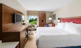 Day use room with work desk and natural light at Hampton Inn Ft. Lauderdale-Cypress Creek.