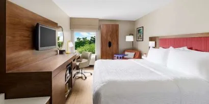 Day use room with work desk and natural light at Hampton Inn Ft. Lauderdale-Cypress Creek.