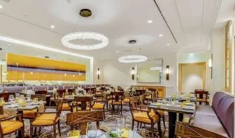 Dining area perfect for coworking at Hilton Los Angeles Airport.