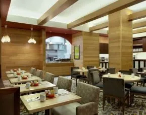 Dining area at Hilton Garden Inn New York/Manhattan-Midtown East.