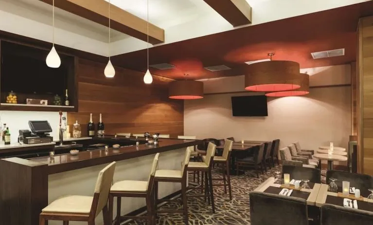 On-site bar with comfortable seating at Hilton Garden Inn New York/Manhattan-Midtown East.