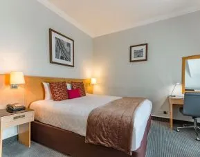 King room at Thistle Bloomsbury Park.