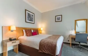 King room at Thistle Bloomsbury Park.