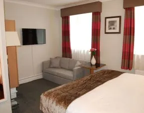 King bed at Thistle Bloomsbury Park.
