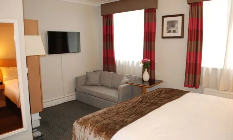 King bed at Thistle Bloomsbury Park.