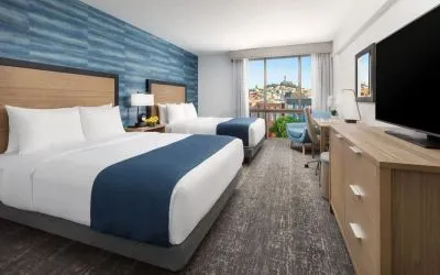 Day use twin room with work desk and floor to ceiling window at Hotel Caza.