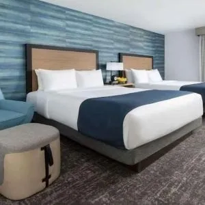 Bright and spacious day use twin room at Hotel Caza.